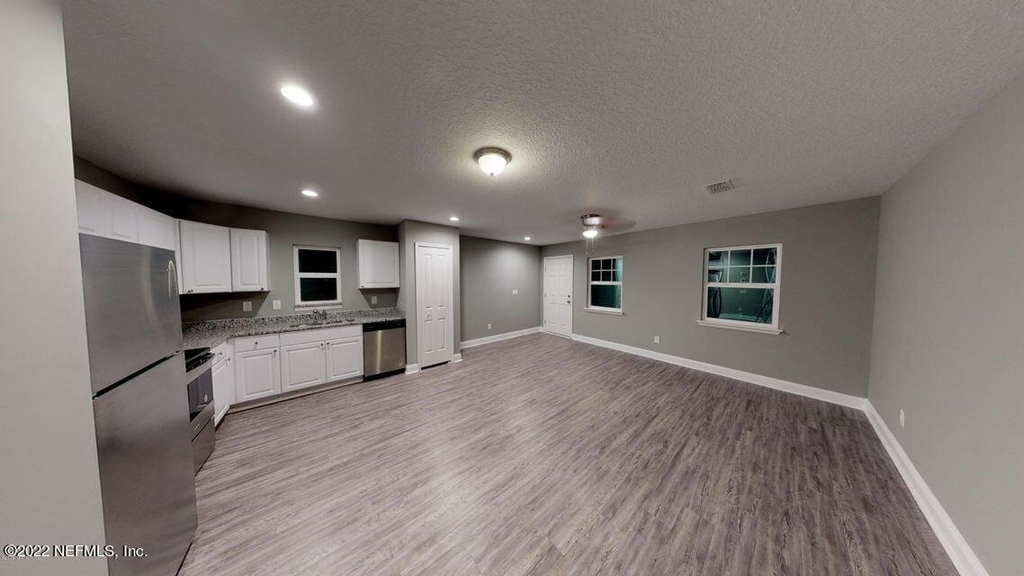 2222 Thomas Court - Photo 2