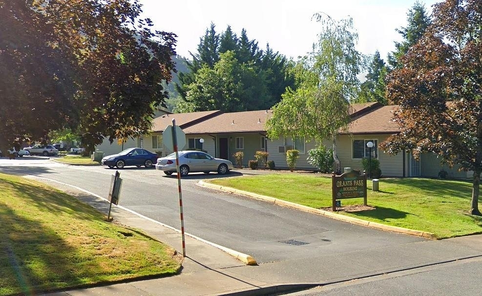 1465 Ne 10th St - Photo 2