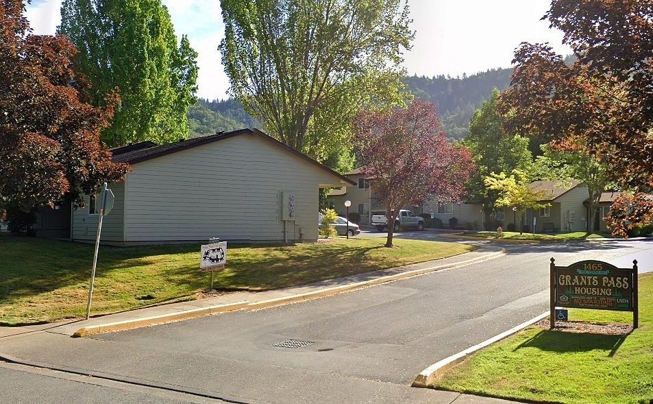 1465 Ne 10th St - Photo 1