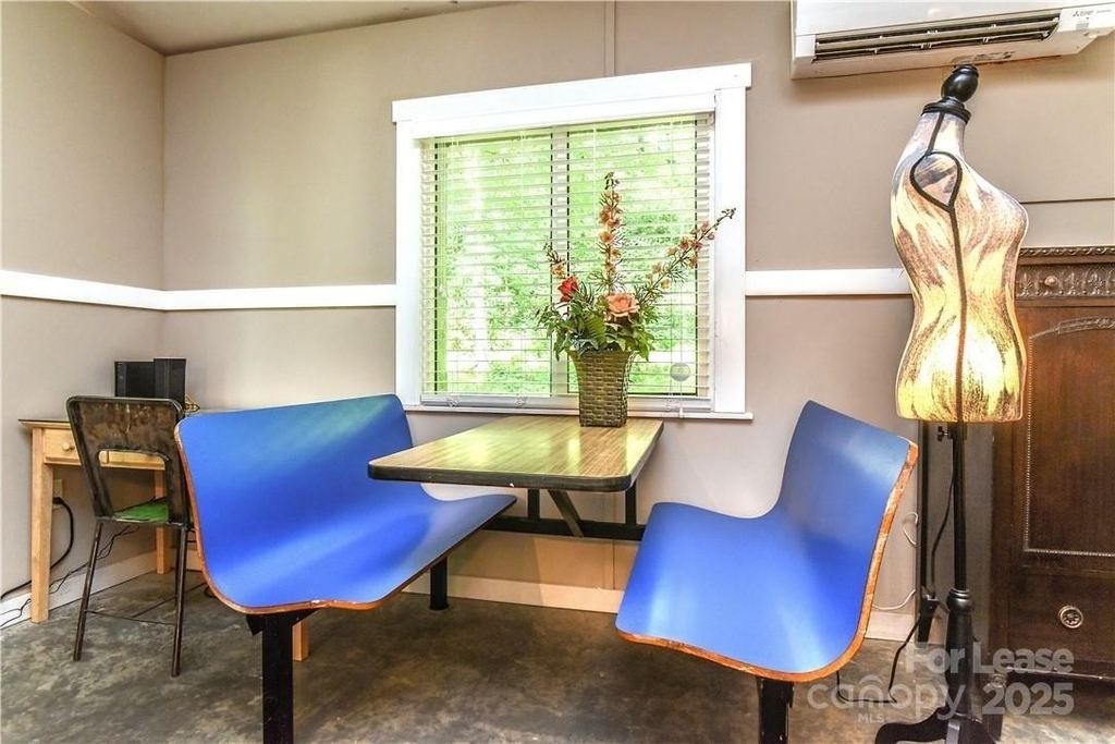 543 College Street - Photo 0