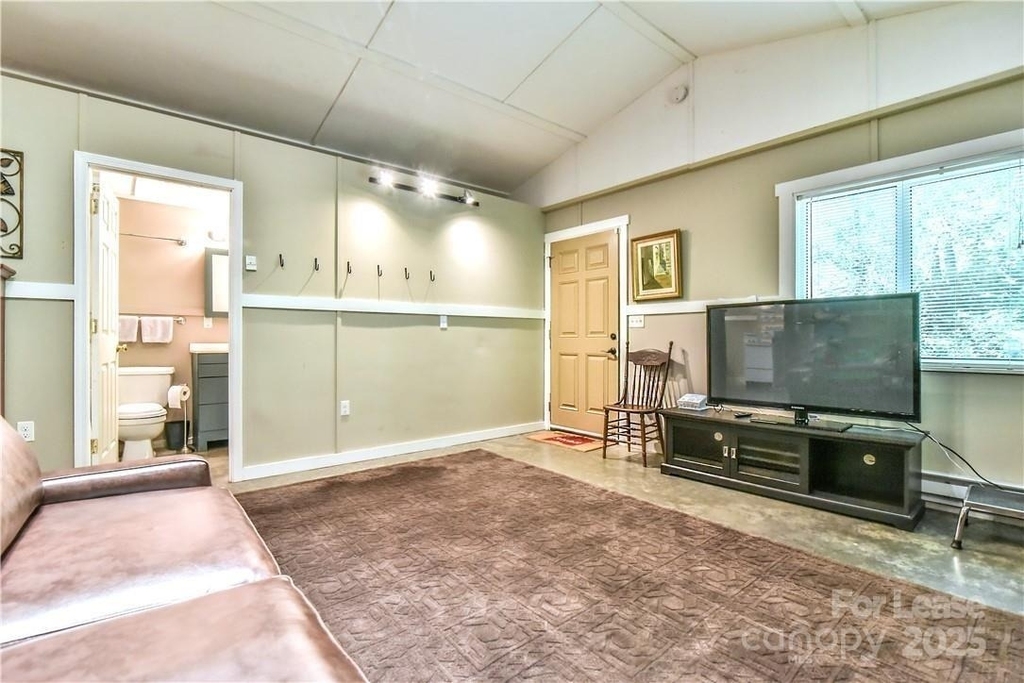 543 College Street - Photo 4