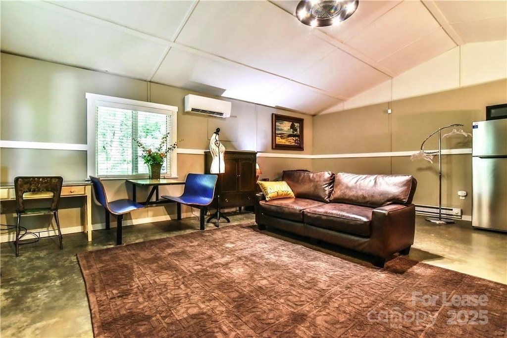543 College Street - Photo 3