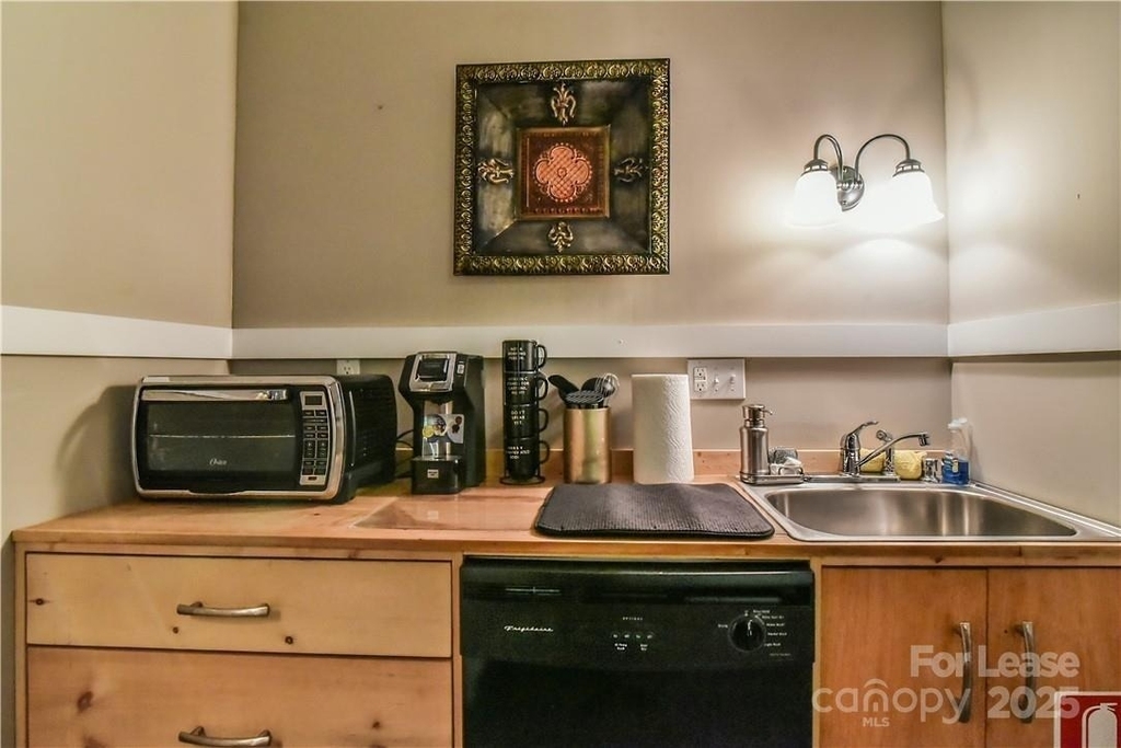 543 College Street - Photo 9