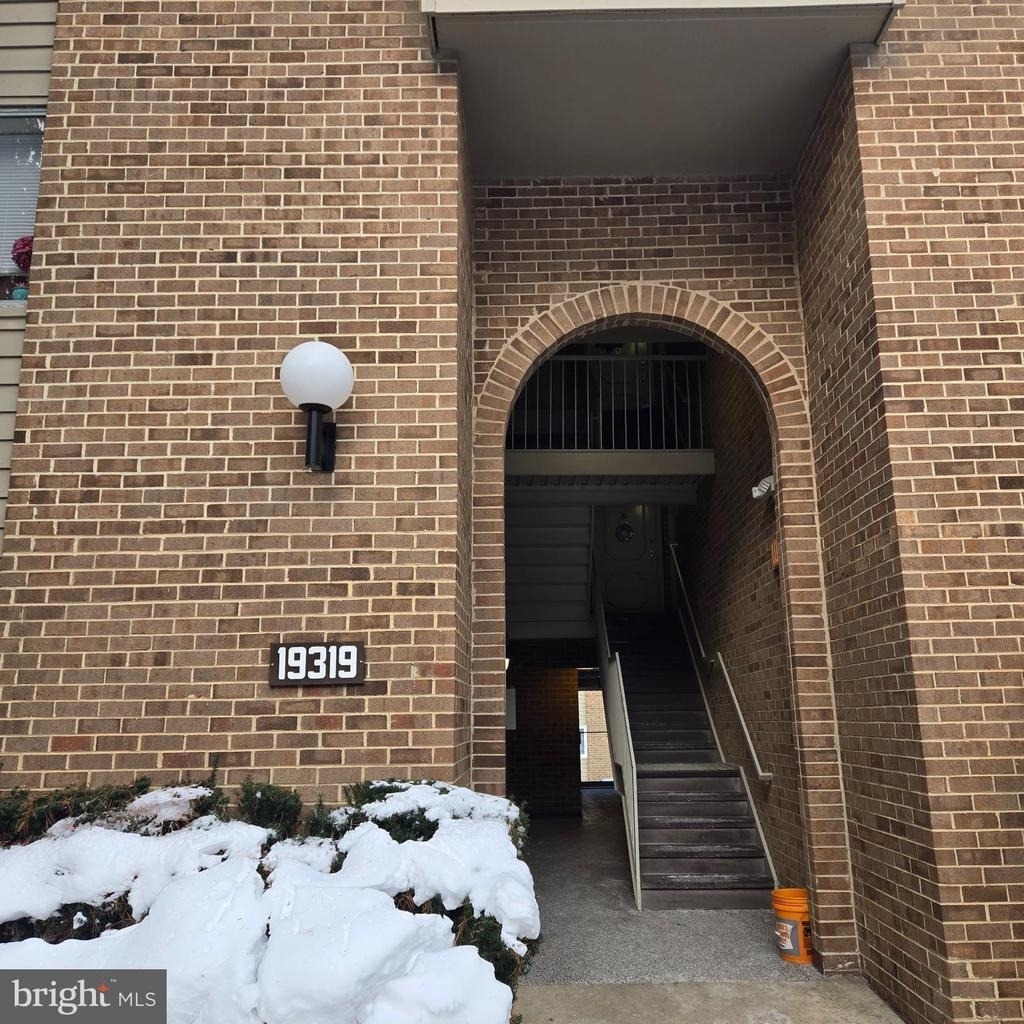 19319 Club House Road - Photo 0