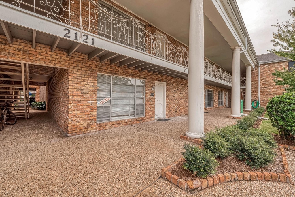 2201 Fountain View Drive - Photo 3