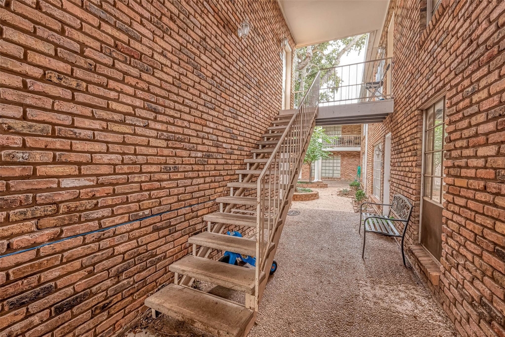 2201 Fountain View Drive - Photo 4
