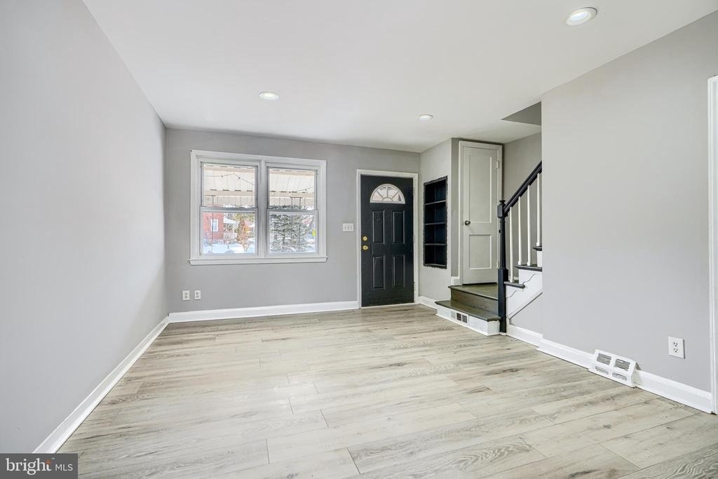 165 Hampshire - Photo 6
