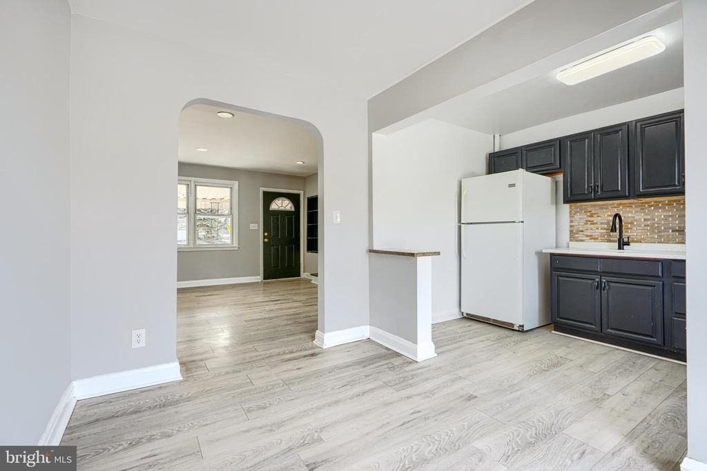 165 Hampshire - Photo 9