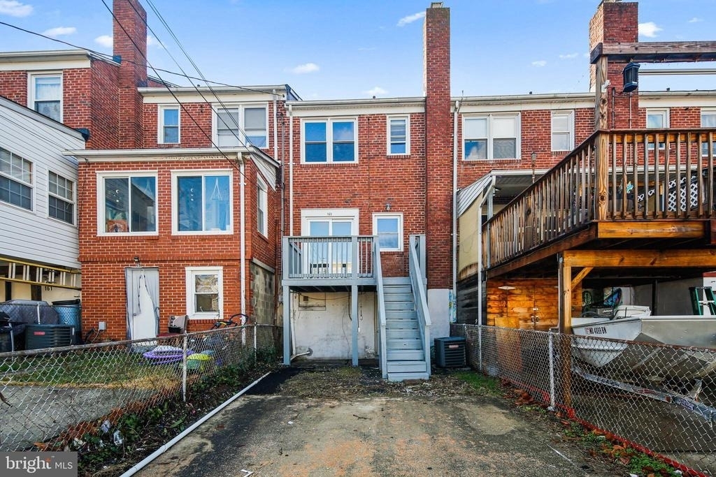 165 Hampshire - Photo 1