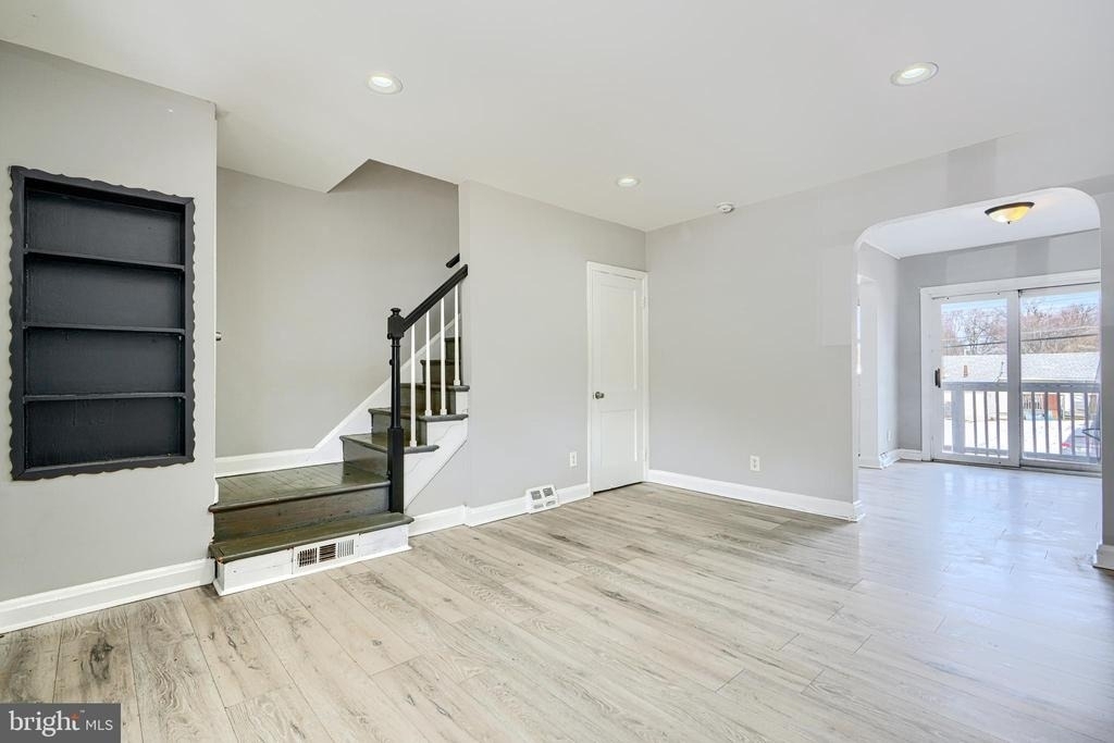 165 Hampshire - Photo 5