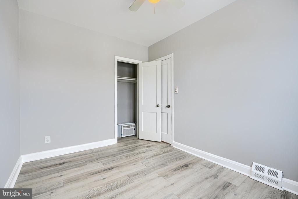 165 Hampshire - Photo 15