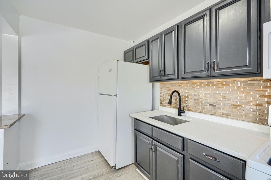 165 Hampshire - Photo 12