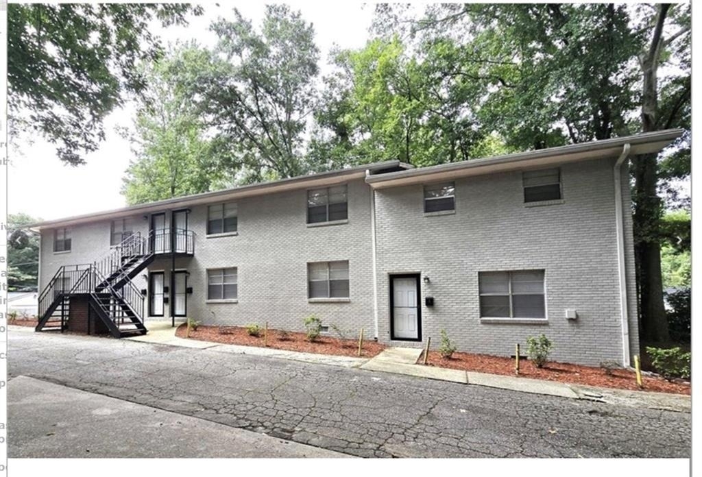 2637 Lester Street - Photo 0