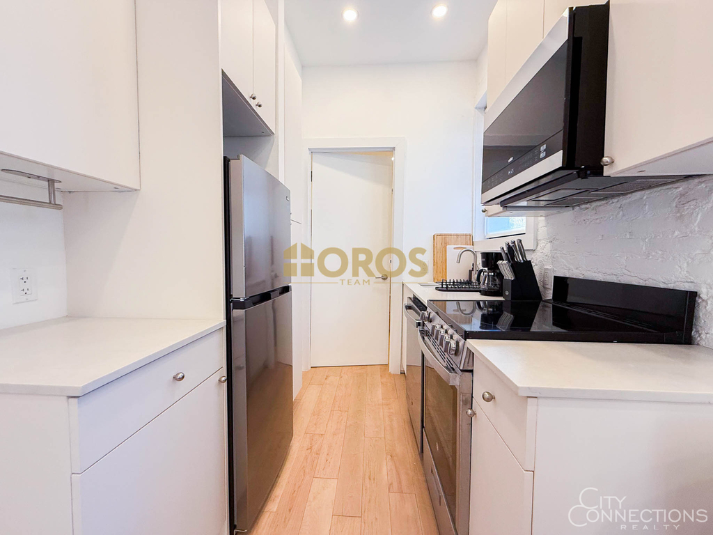 322 East 11th Street - Photo 3
