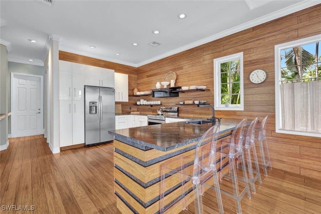 255 2nd Avenue N - Photo 5