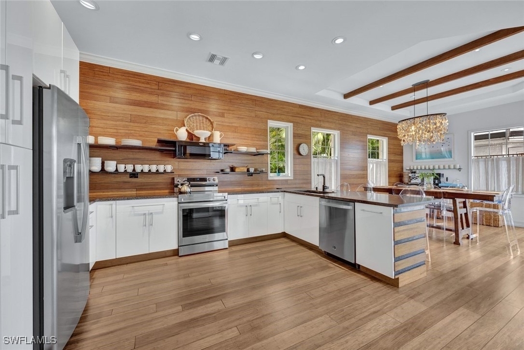 255 2nd Avenue N - Photo 4