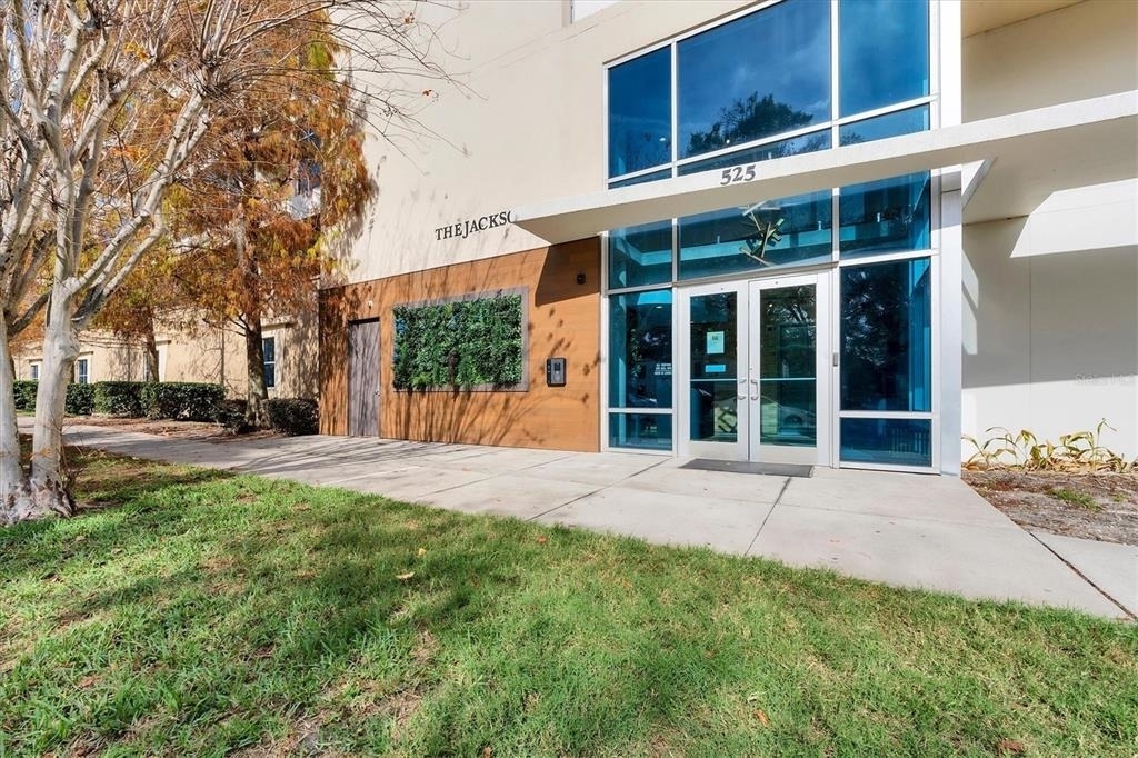 525 E Jackson Street - Photo 0