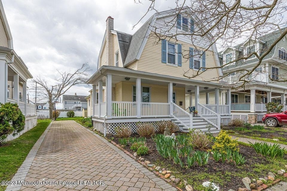 209 4th Avenue - Photo 1