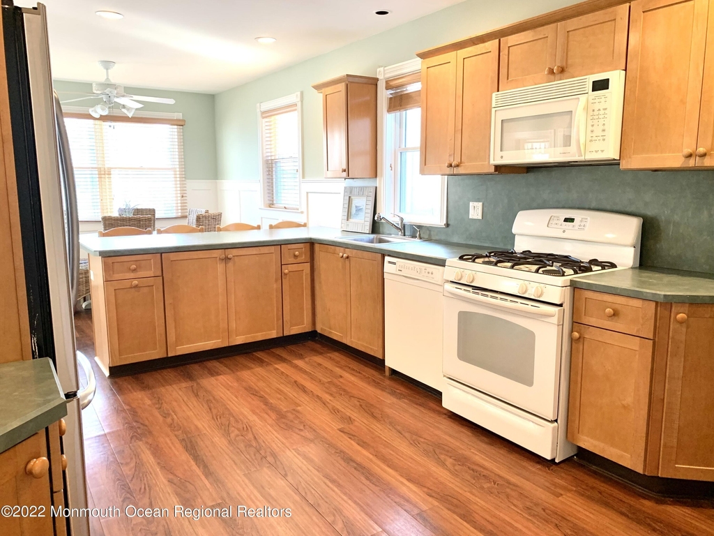 209 4th Avenue - Photo 10