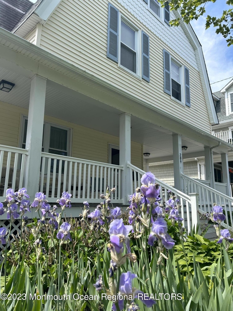 209 4th Avenue - Photo 2