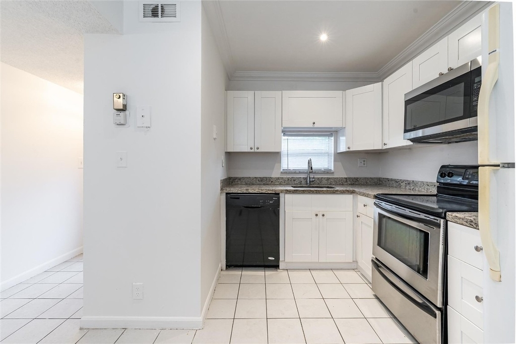 8940 S Hollybrook Boulevard - Photo 13