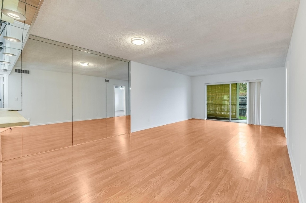 8940 S Hollybrook Boulevard - Photo 2