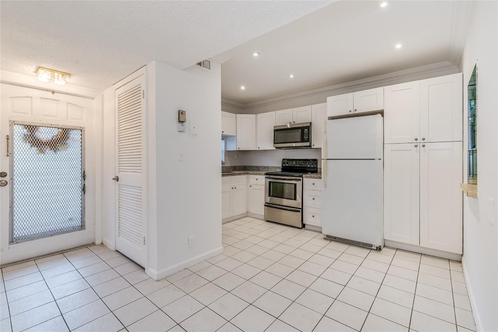 8940 S Hollybrook Boulevard - Photo 0
