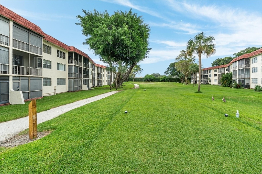 8940 S Hollybrook Boulevard - Photo 18