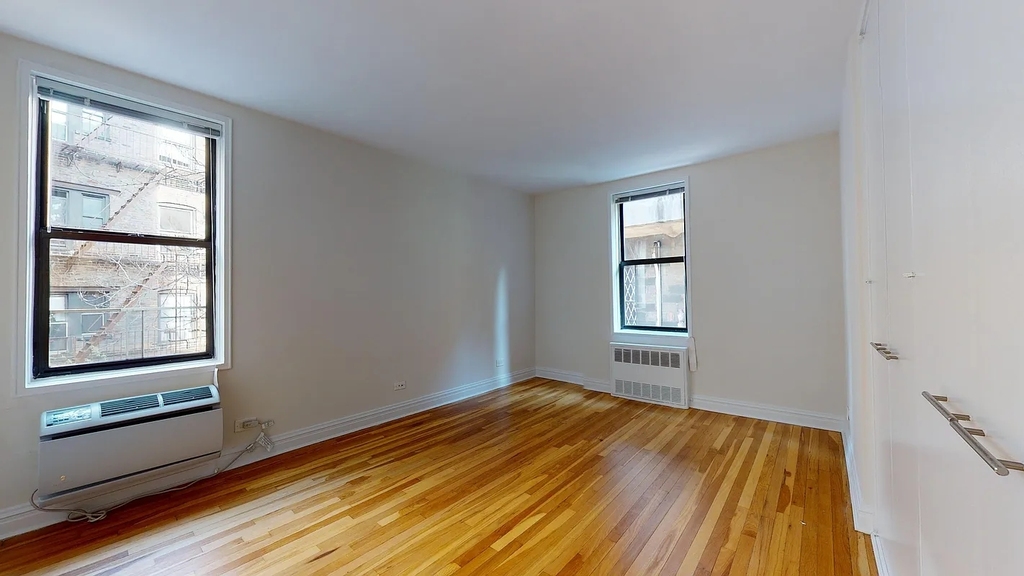 305 West 13th Street - Photo 2