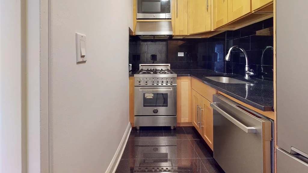 305 West 13th Street - Photo 0