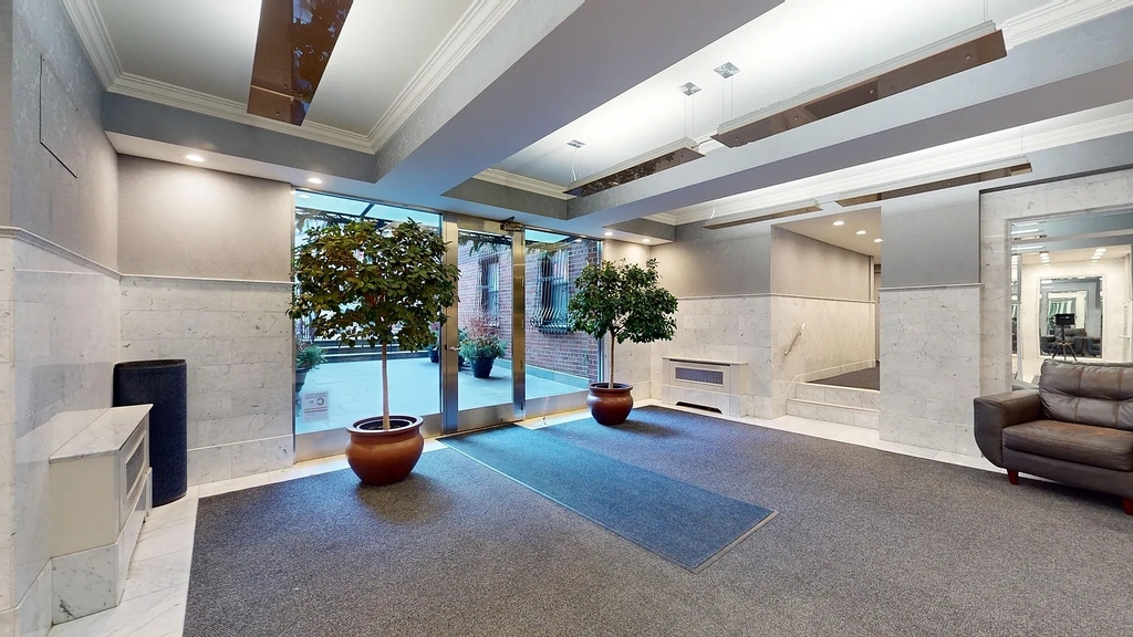 305 West 13th Street - Photo 3