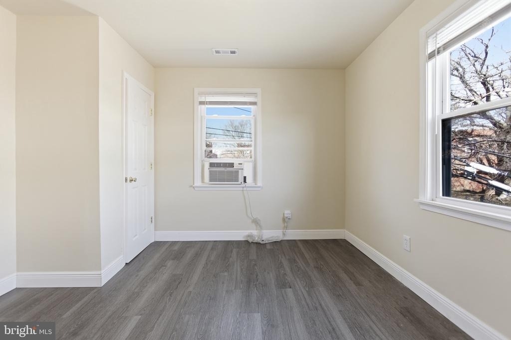 101 Wayne Place Se - Photo 1