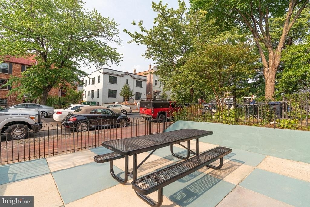 711 G Street Se - Photo 4