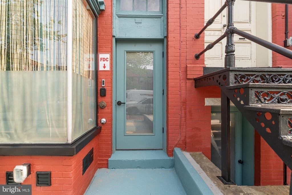 711 G Street Se - Photo 5