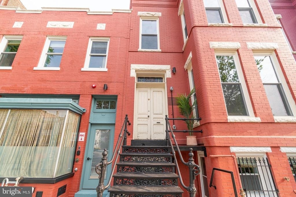 711 G Street Se - Photo 1