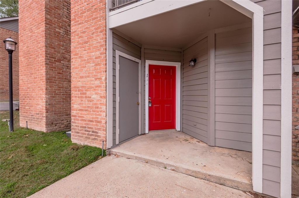 2402 Sycamore Avenue - Photo 2