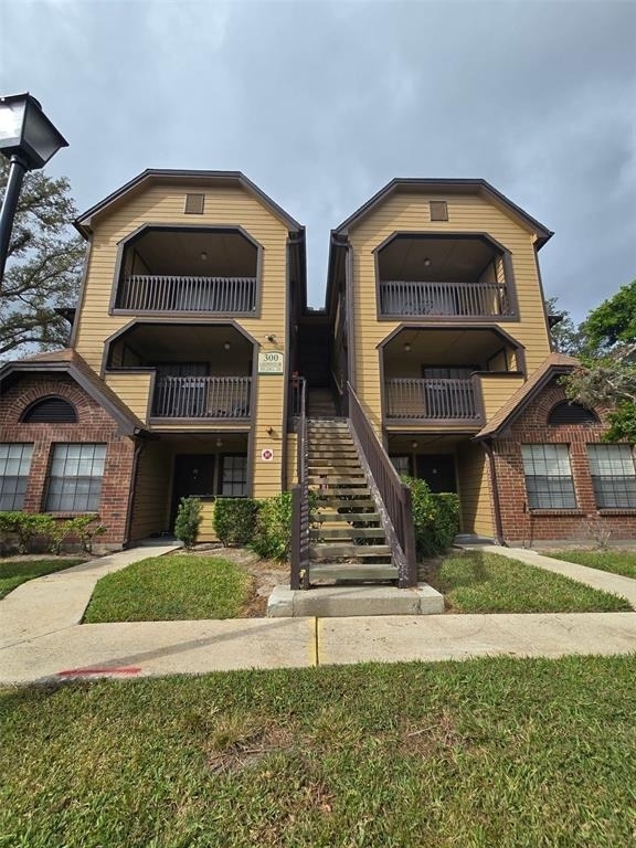 300 Lakepointe Drive - Photo 1