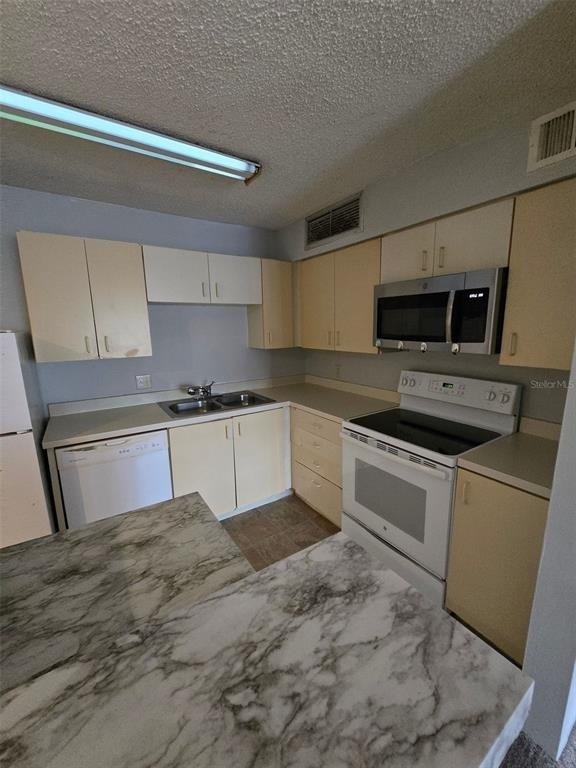 300 Lakepointe Drive - Photo 7