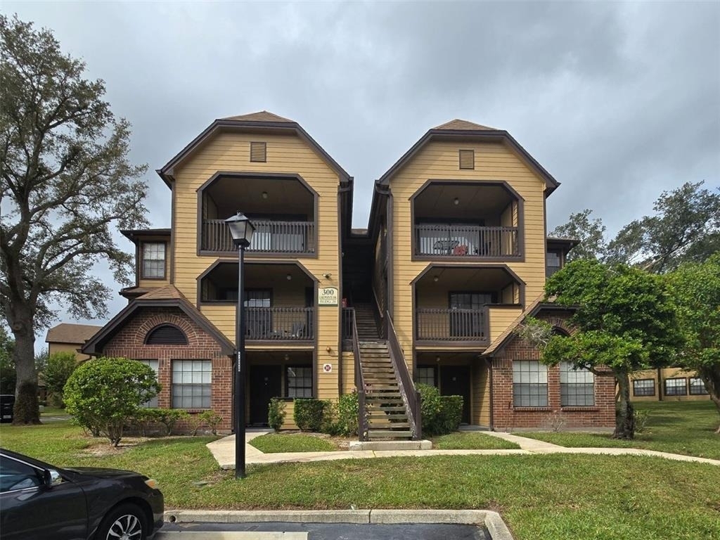 300 Lakepointe Drive - Photo 0