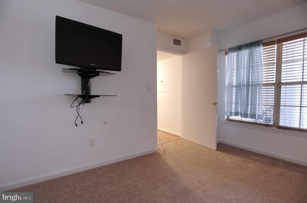1007 Fallcrest Court - Photo 3