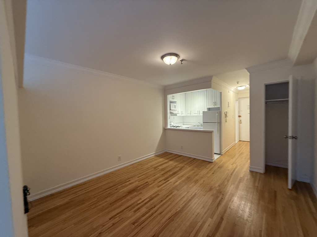 1570 1st Avenue - Photo 2