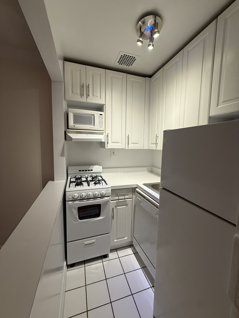 1570 1st Avenue - Photo 3