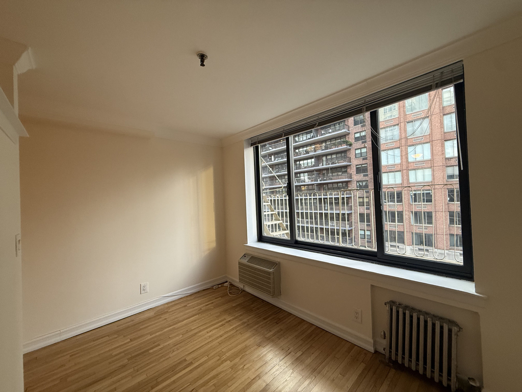 1570 1st Avenue - Photo 9