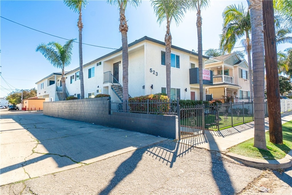 523 W 12th - Photo 1