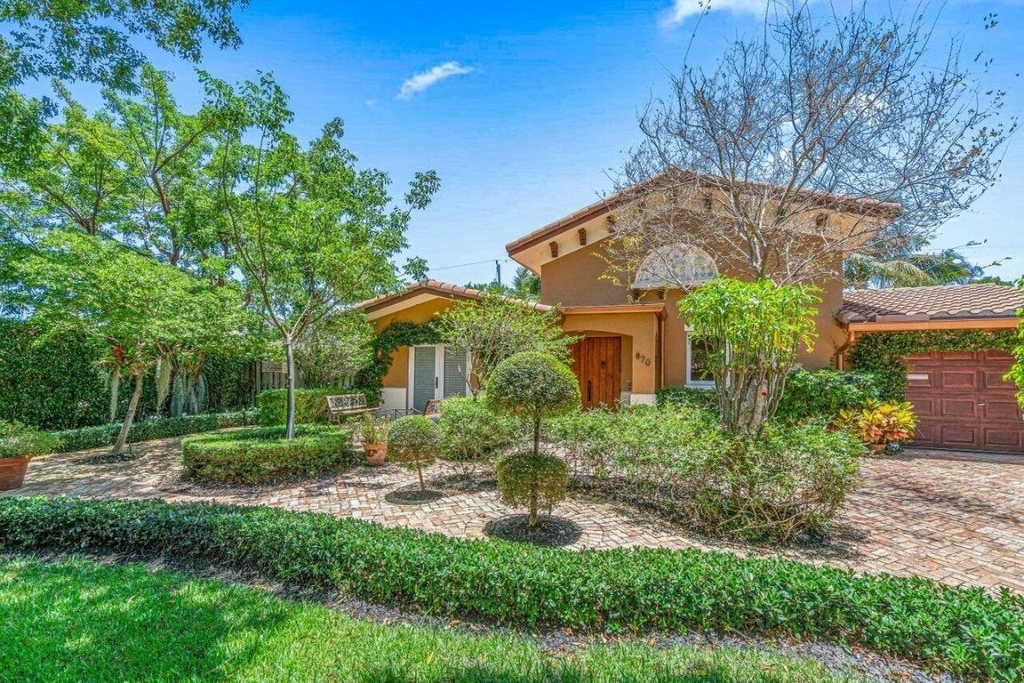 870 Nw 7th Street - Photo 1