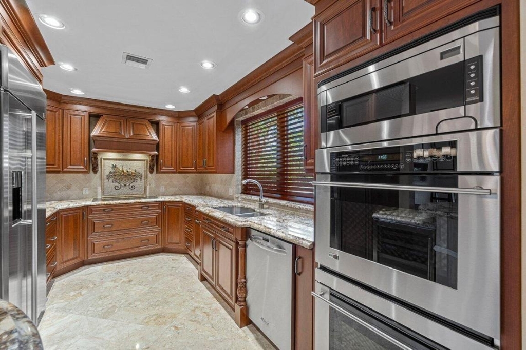 870 Nw 7th Street - Photo 6