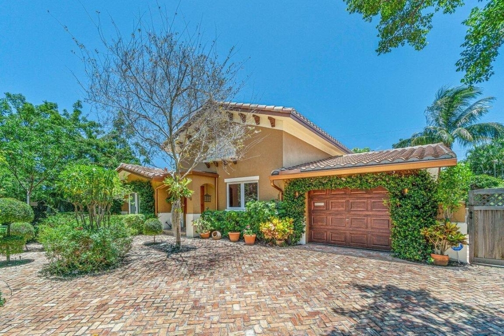 870 Nw 7th Street - Photo 0