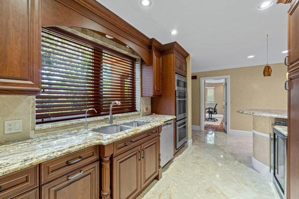870 Nw 7th Street - Photo 9