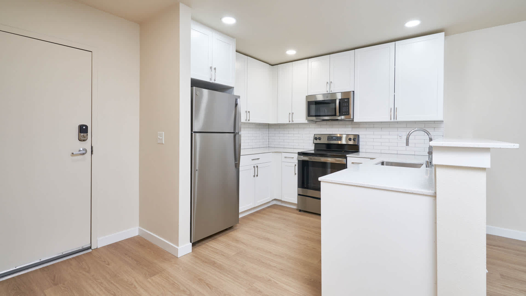 810 12th Avenue - Photo 4