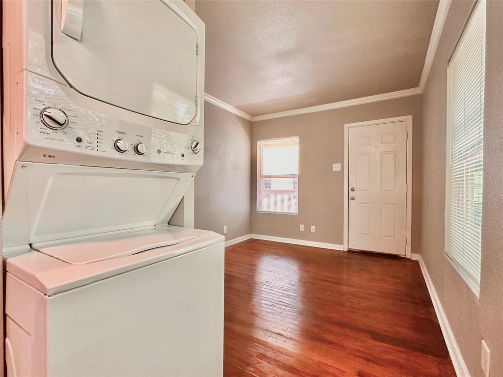 204 E 30th St - Photo 3